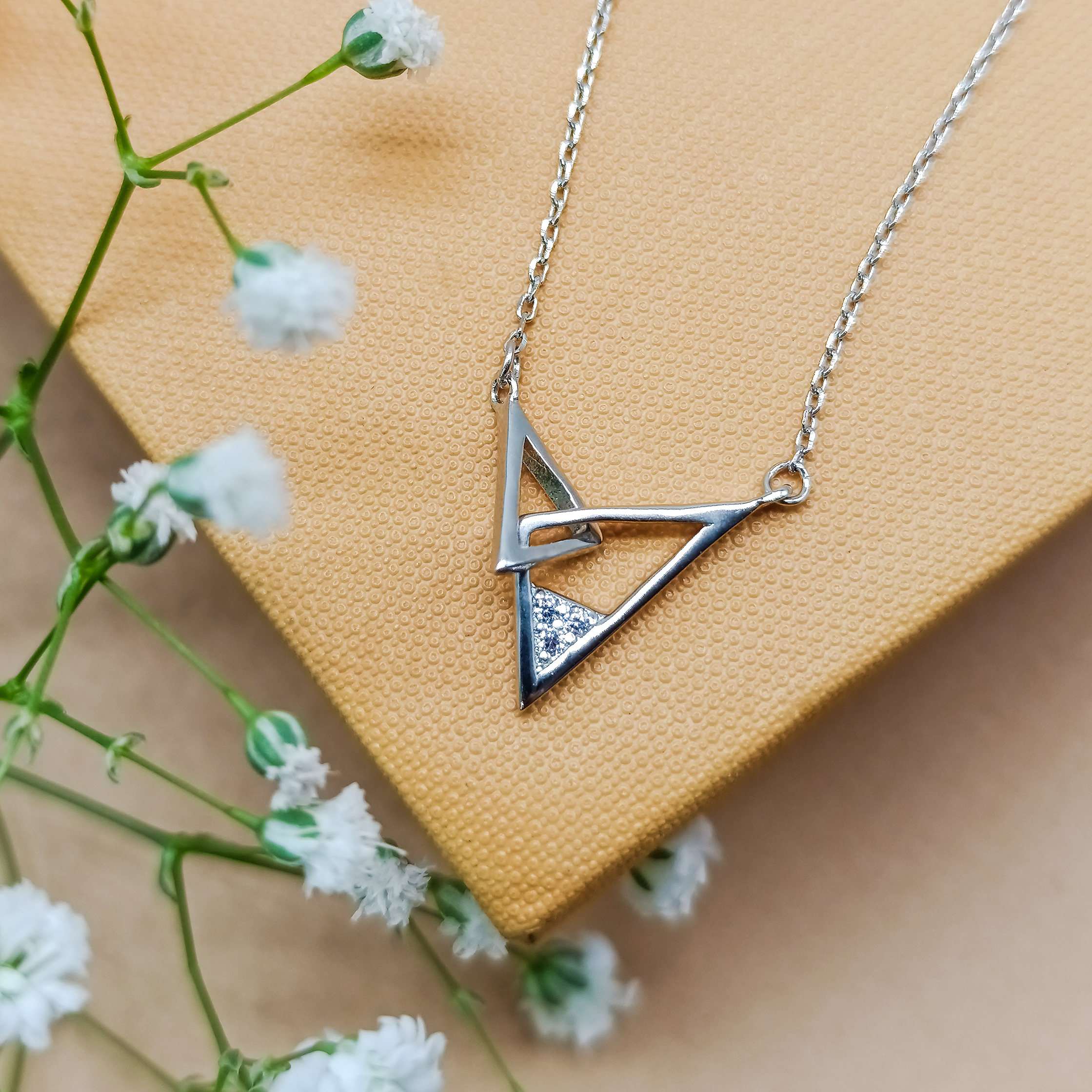 گردنبند زنانه طرح مثلث کد M243